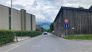 Das Sackgasse-Schild kann weg: Der Regierungsrat öffnet die Strasse im Netstaler Kleinzaun während des Feierabendverkehrs für Autos in Richtung Norden. 