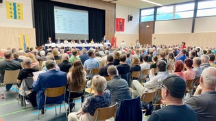 Sehr gut besucht: Rund 300 Stimmbürgerinnen und Stimmbürger aus Glarus Nord nehmen an der Gemeindeversammlung in der Lintharena in Näfels teil.