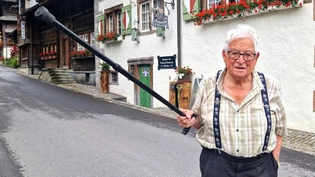 Täter auf die Schulter geschlagen: Kaspar «Chäpp» Rhyner benutzt seinen Gehstock als Waffe.