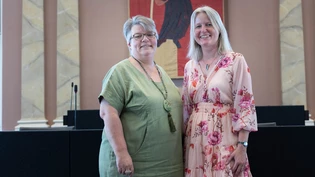 Die bisherige und die neue Präsidentin: Regula Keller (links) und Daniela Bösch posieren im Landratssaal.