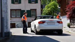 Bitte wenden, ist schon voll: Eine Kantonspolizistin spricht mit einem Autofahrer, der ins Oberseetal fahren will. Bitte wenden, ist schon voll: Eine Kantonspolizistin spricht mit einem Autofahrer, der ins Oberseetal fahren will.