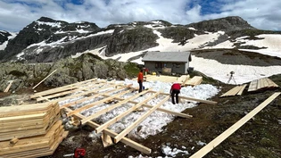 Über zehn Tonnen Material: Auf dem Panixerpass wird derzeit ein Basecamp aufgebaut, um die Wildcamper in den Griff zu bekommen.