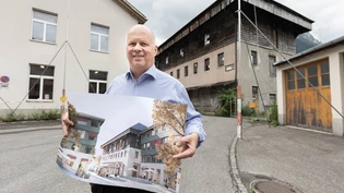 Auf dem Papier bereits gebaut: Projektleiter Robert Sutter zeigt, wie in Zukunft das Tor zum Kartoni-Quartier aussehen soll.