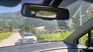 Das Kreuzen ist nicht mehr möglich: An schönen Tagen sind im Tierfed sämtliche Strassenränder vollparkiert.