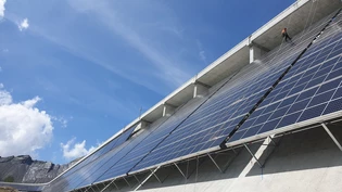 Vom Schnee erdrückt: Hier waren sie noch ganz. Jetzt müssen 270 Solarpanels ausgewechselt werden.