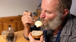 Das Brot dient als Teller: Fridli Kundert ist mit dem Fenz zufrieden.
