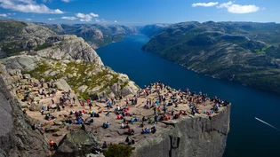 Überlaufener Felsvorsprung mit atemberaubender Aussicht: Der Preikestolen ist so etwas wie Norwegens Muttenchopf. Dort hat man ein Millionengeschäft aufgezogen. 