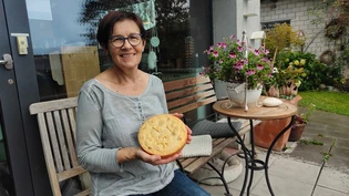 Anna Bühler-Risch: Ihre Nusstorten backt die 60-Jährige auf ihrem Hof in Urmein.