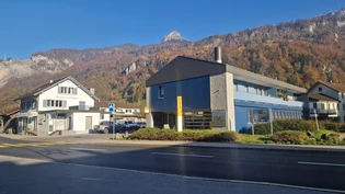 Neue Adresse für die Post? Die Milchzentrale in Netstal (links) wäre prädestiniert, die Geschäfte der Post (rechts) zu übernehmen. Allerdings sagt deren Besitzer Mathias Schnyder, «eher nicht».