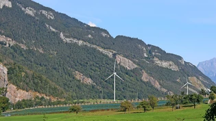 Zweites Windrad im Churer Rheintal: Die Calandawind AG möchte eine neue Windenergieanlage (vorne im Bild) im Gebiet Oldis bei Haldenstein bauen. 