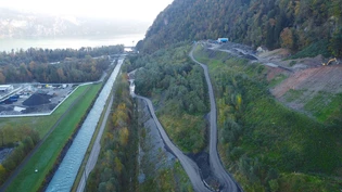 Die Ardega-Deponie wenige Tage vor dem Rutsch: Links im Bild sind Teile des Installationsplatzes zu sehen, im Hintergrund die Autobahn und die SBB-Linie.