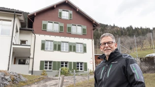 Es sieht tipptopp aus: Andreas Hochstrasser sagt, das Schulhaus im Schwändital wäre zum Wohnen bezugsbereit.