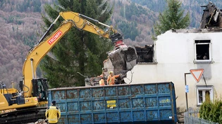 Schon zur Hälfte weg: Am Freitagmittag wird am Abbruch der Brandruine gearbeitet.