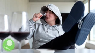 Unangemessenes Outfit: Ein solches Outfit vermittelt einen unprofessionellen Eindruck und passt nicht zu einem formellen Umfeld.