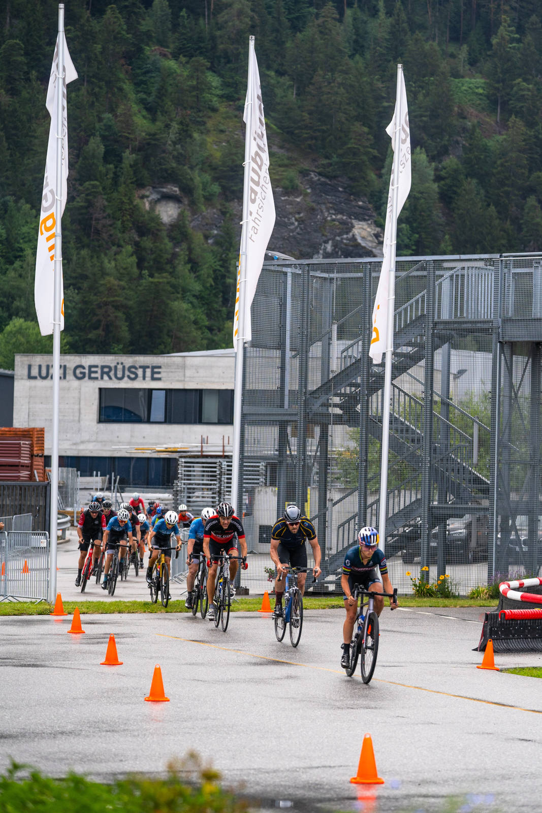 Durchmischtes Feld: Das langgezogene Fahrerinnen- und Fahrerfeld auf dem Areal von DrivingGraubünden in Cazis.