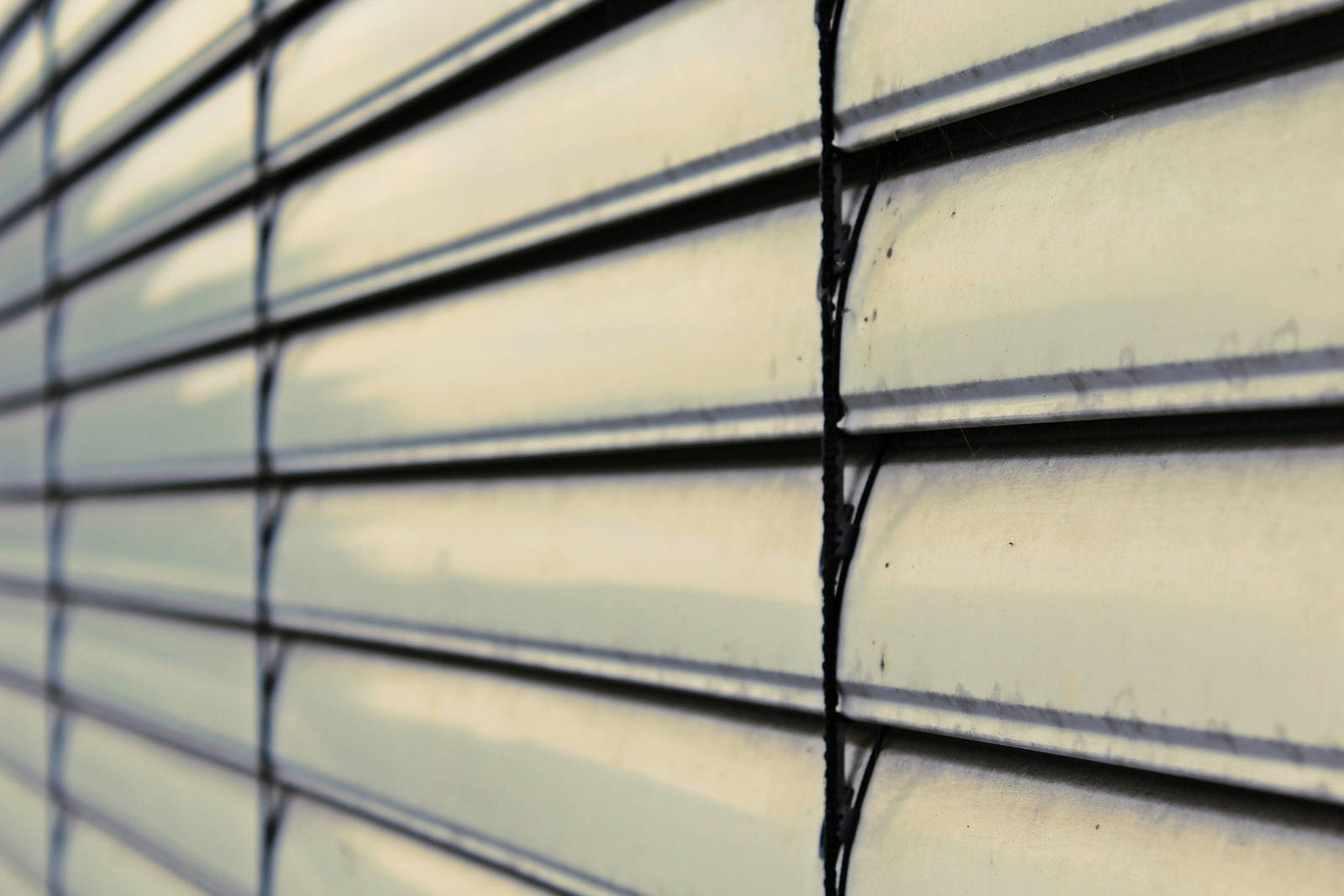 Vorübergehend geschlossen: Die Fensterscheiben sollten in der Sommerhitze vor der Sonneneinstrahlung geschützt werden. 