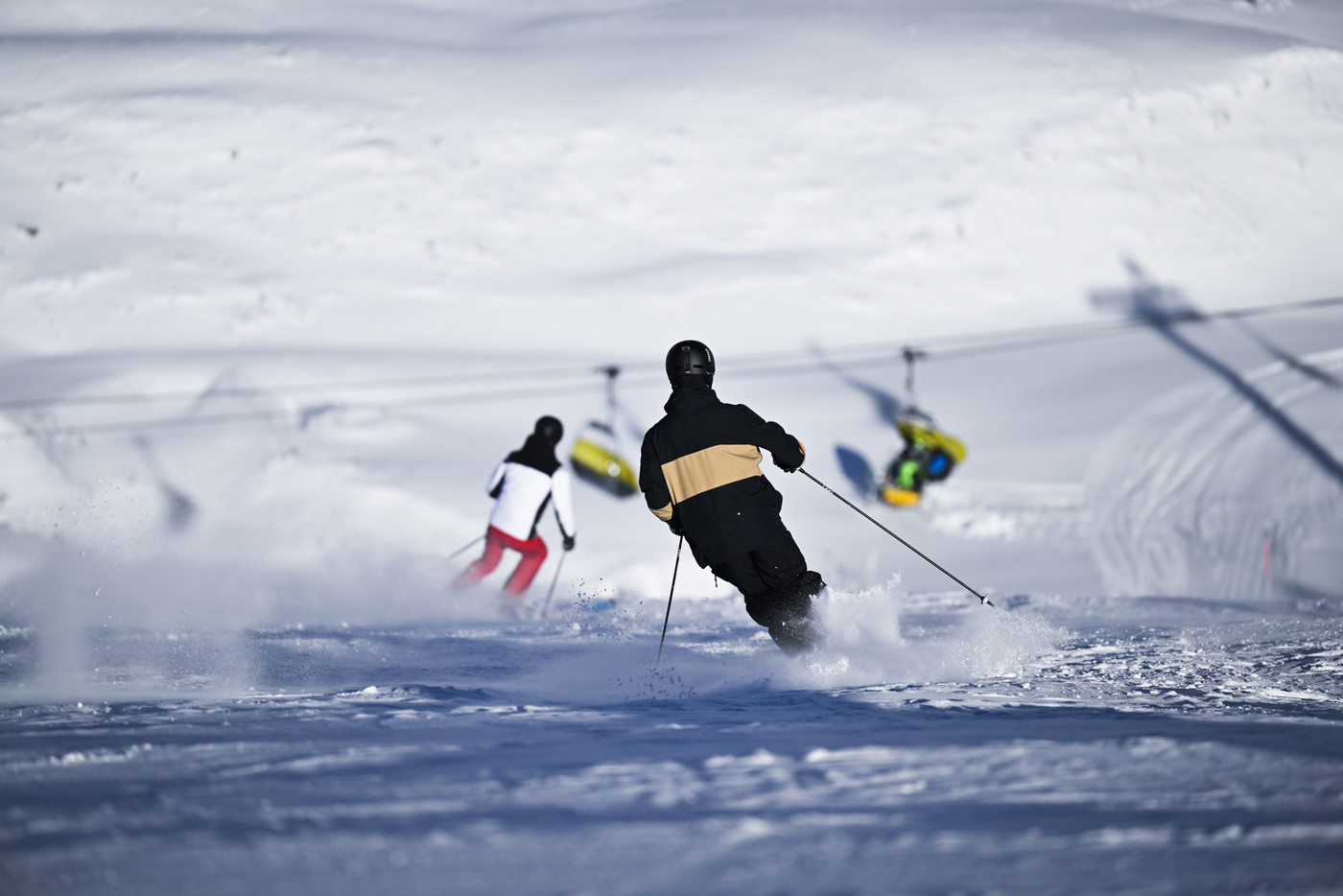 Kraft und Koordination: Skifahren fordert den Körper in vielerlei Hinsicht.