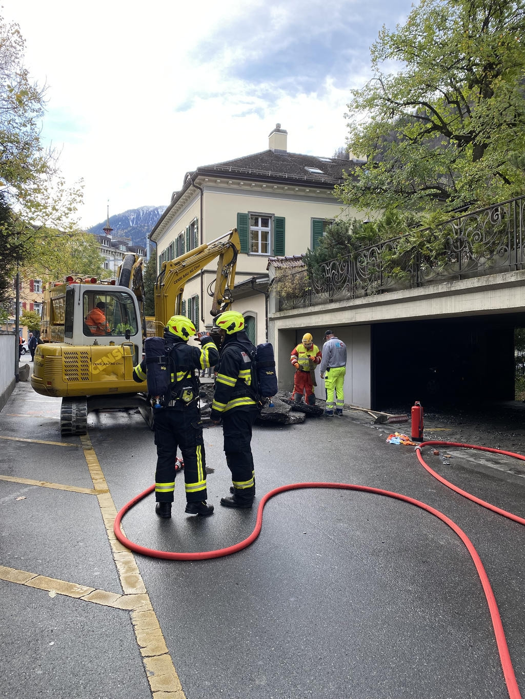 Halfen bei der Absicherung der Unfallstelle: Die Feuerwehr Chur war ebenfalls im Einsatz.