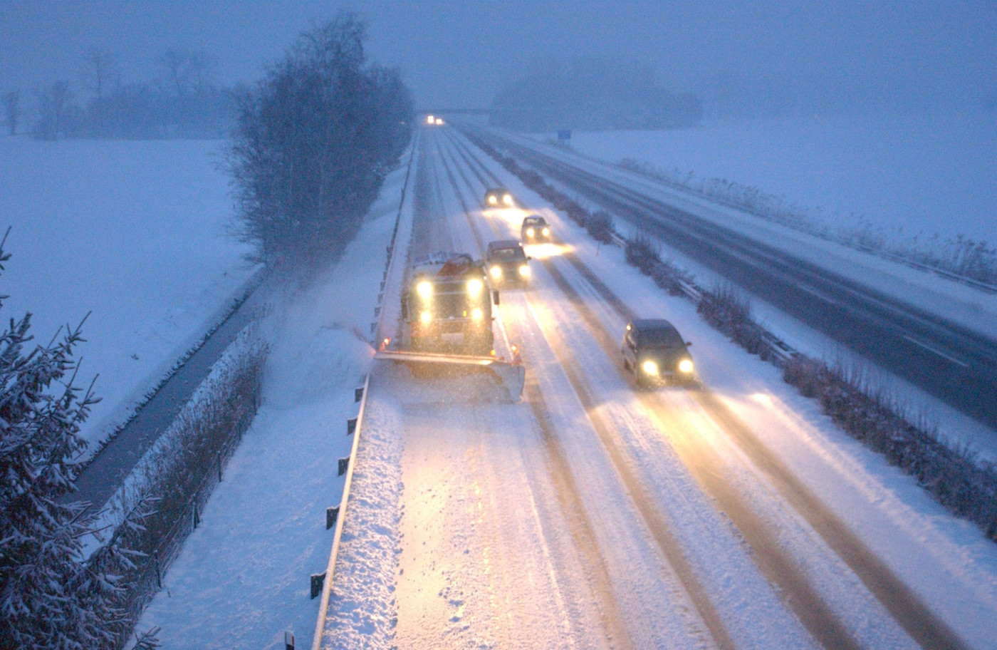 Die A3 im Winter: Autobahnen und Hauptverkehrsachsen sind in der Regel früher geräumt als Nebenstrassen. 