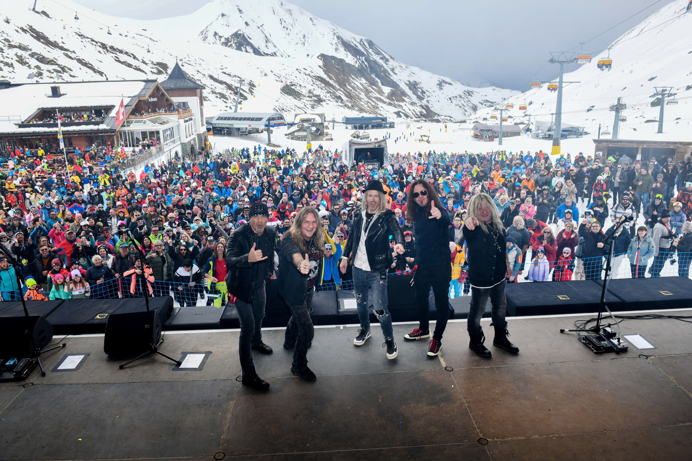 Frühlingsgefühle: Die Tessiner Rockband Gotthard sorgte in der Silvretta-Arena in Samnaun für Stimmung.