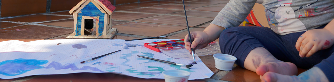 Ob mit Farbe oder ohne: Für Kinder ist das Malen mit Wasser eine Möglichkeit, sich kreativ auszutoben und abzukühlen.