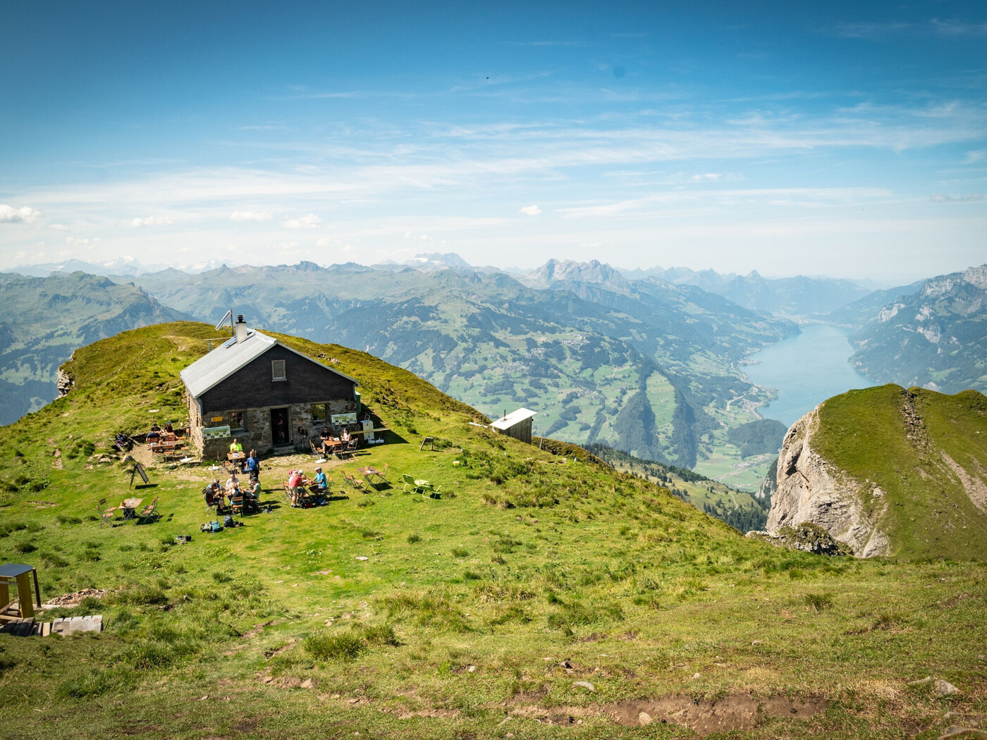 In die Höhe: Die Gipfelhütte Alvier auf 2342 Meter über Meer östlich des Walensees gehört zu einem schönen Aussichtspunkt in der Ostschweiz.