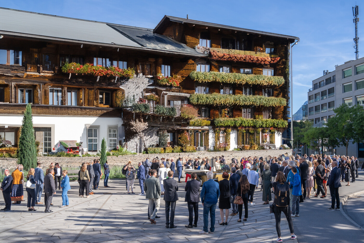 Chalet für den Bundesrat: Das mit Photoshop bearbeitete Bild des Churer Theaterplatzes zeigt, wie es hätte sein können, wenn es ein «Bundeschalet» in Chur gegeben hätte. 