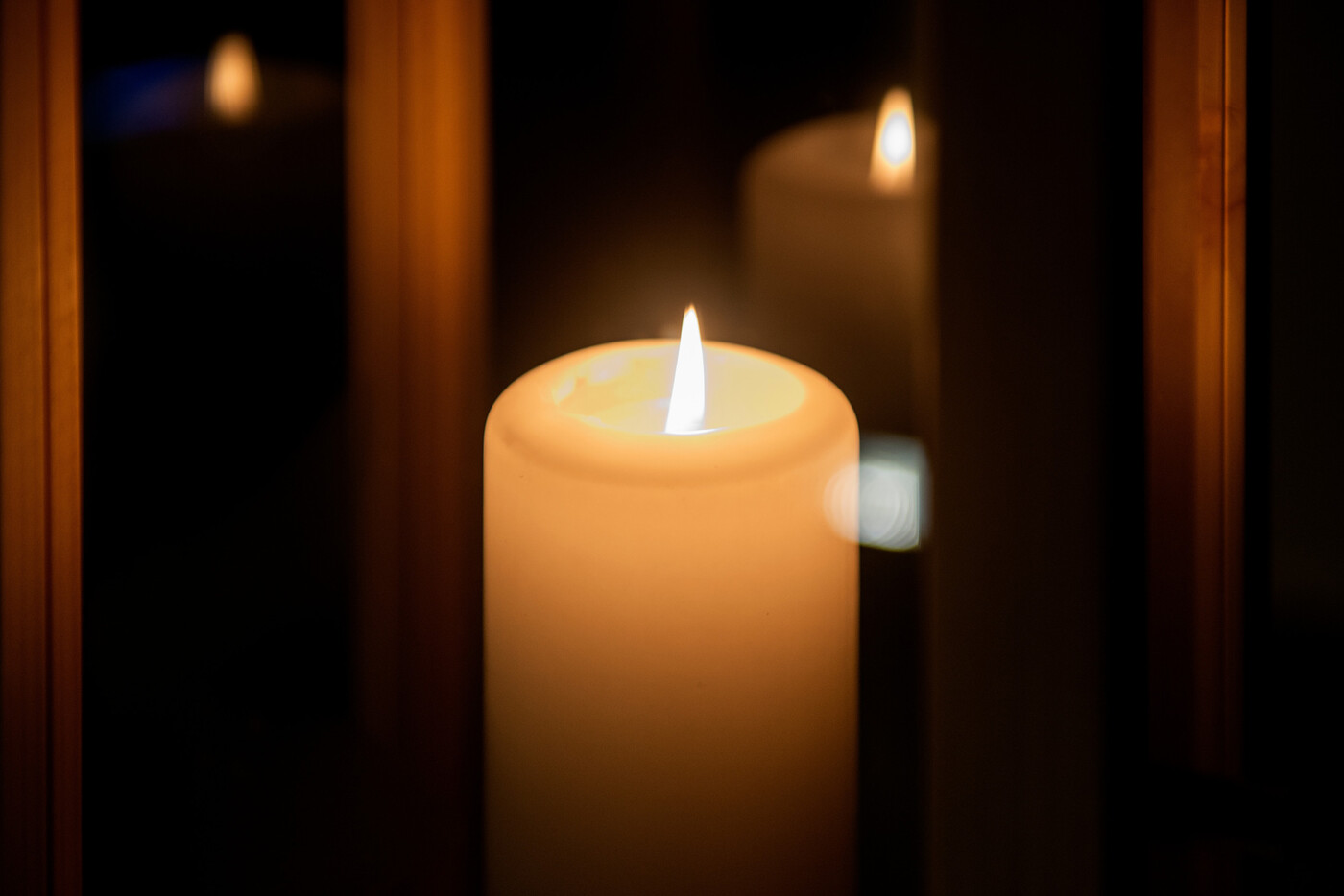Ein Licht als Hoffnungsschimmer: Das Anzünden einer Kerze in Gedanken an Menschen, die vom Krieg betroffen sind, kann Kindern helfen, sich nicht komplett hilflos zu fühlen.