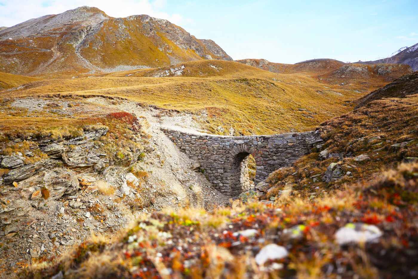 Rund 15 Meter hoch: Die Steinbogenbrücke ist einst von der Armee als Provisorium erbaut worden. 