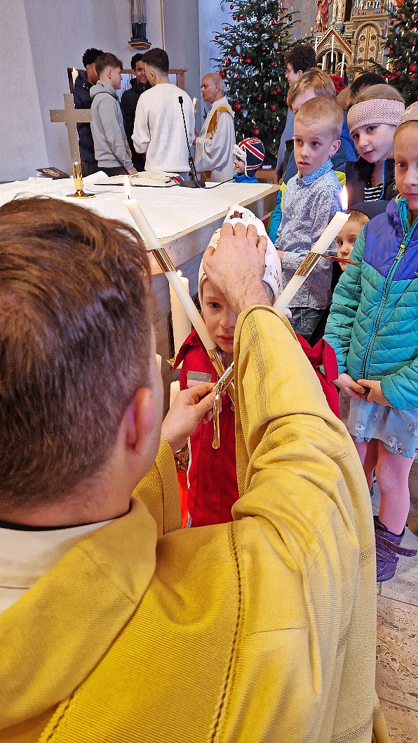 Nach der Familien-Kinder-Messe erhalten auch die Kleinsten den «Blasiussegen».  