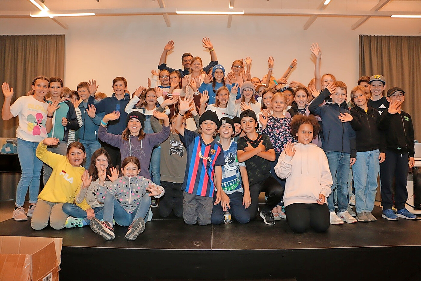 Die drei erstklassierten Klassen der «School Challenge» füllten die Bühne gut.  