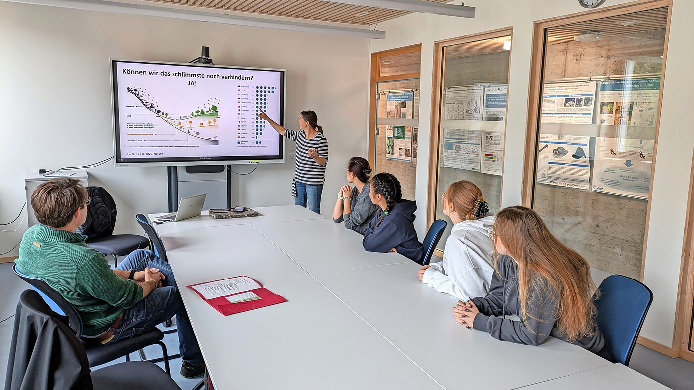 Die Schülerinnen und Schüler hören aufmerksam den Ausführungen der Expertin zu.  