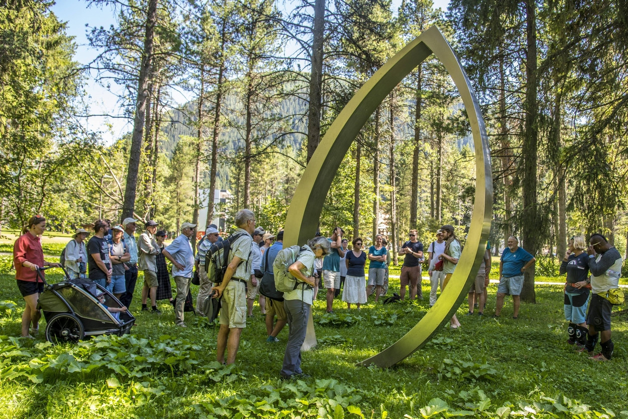 Die Forum Bau und Kultur-Gruppe auf Entdeckungstour im Dickicht der Denkmäler.  
