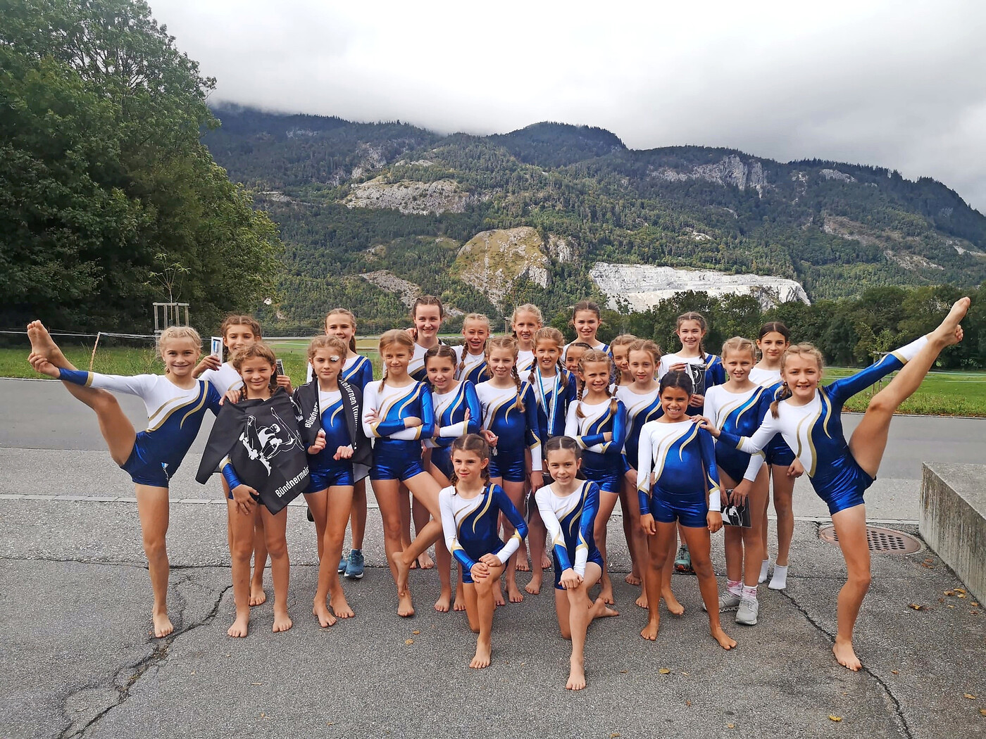 Die K1- bis K3-Turnerinnen strahlen zusammen um die Wette.  