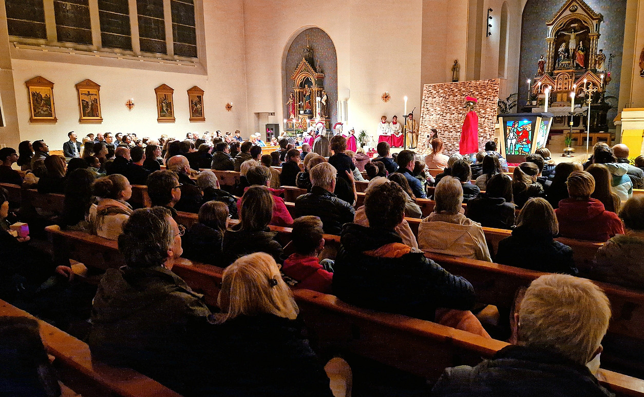 In der voll besetzten Marienkirche verfolgen Klein und Gross das eindrückliche Martinsspiel der Schüler.