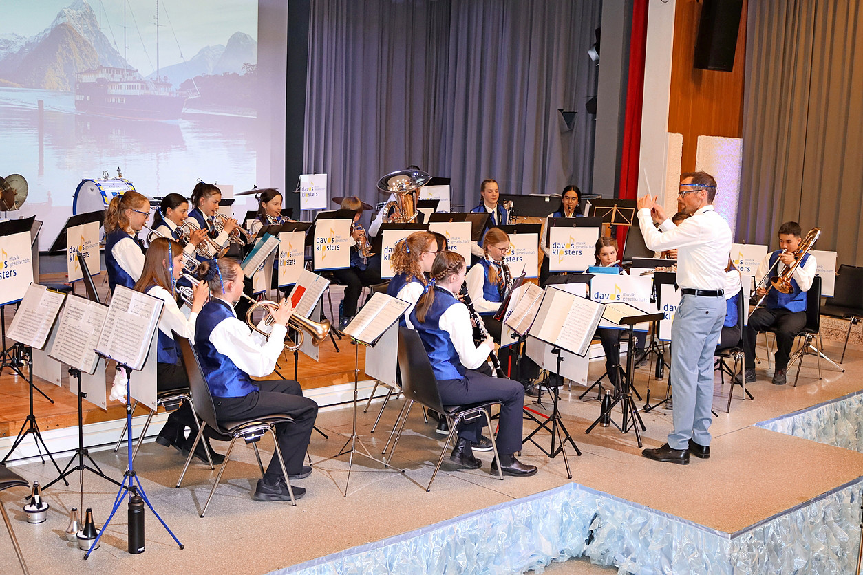 Die Jugendmusik Davos unter «Kapitän» Andrea Nold.