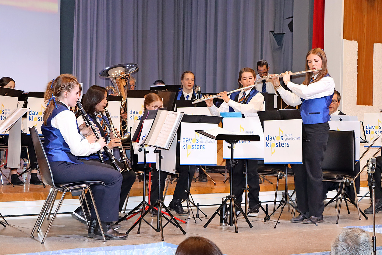 Es gab diverse Soli zu hören. Hier beispielsweise von den Querflötistinnen der Jugendmusik.