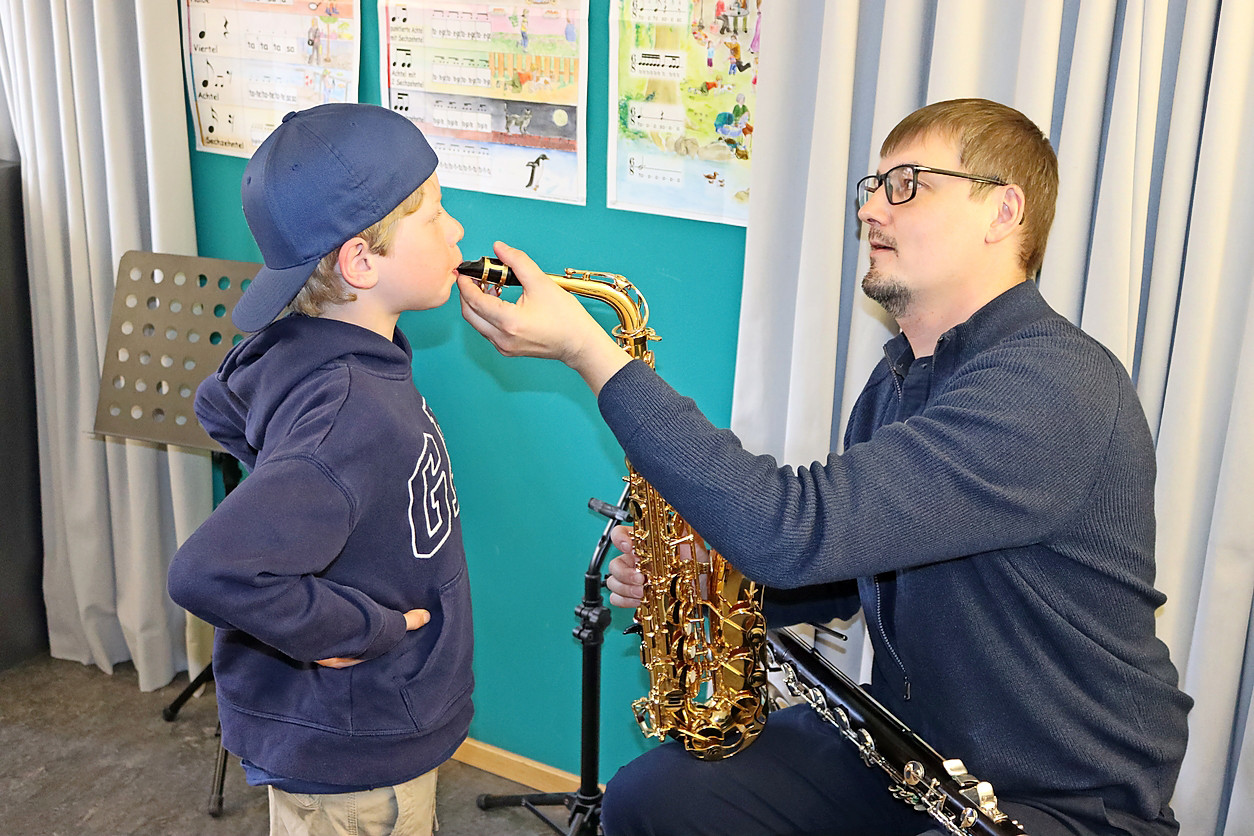 Vadym Vaskov zeigt einem jungen Interessenten, wie man richtig ins Saxofon bläst.