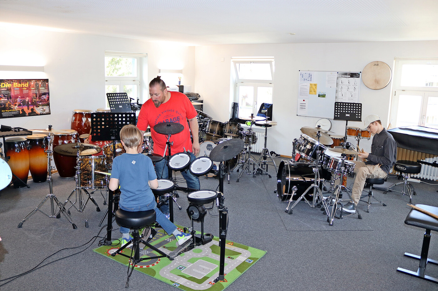 Unter Anweisungen von Marius Matt konnten sich die Kinder am Schlagzeug richtig austoben.  