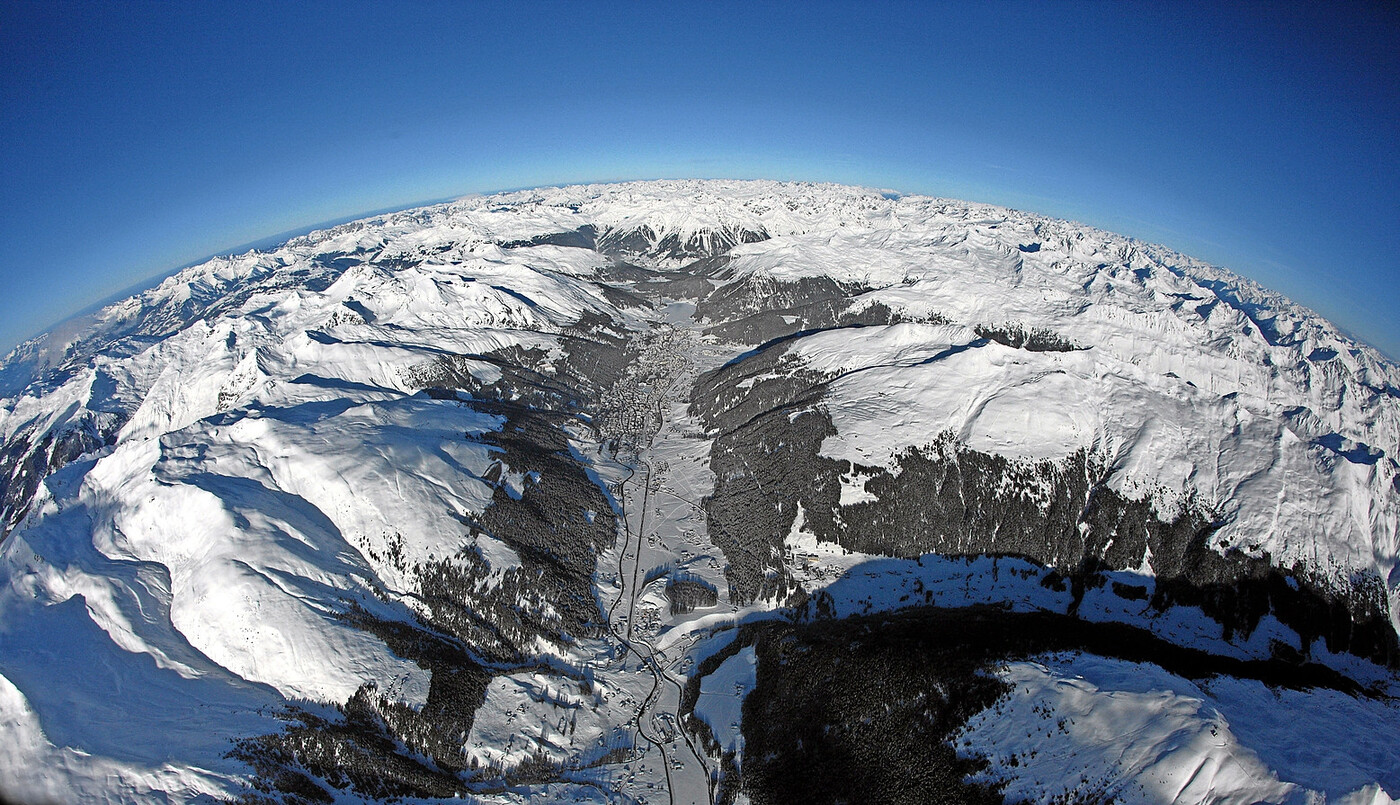 Fast surreal wirkende Luftaufnahme der Region Davos.

