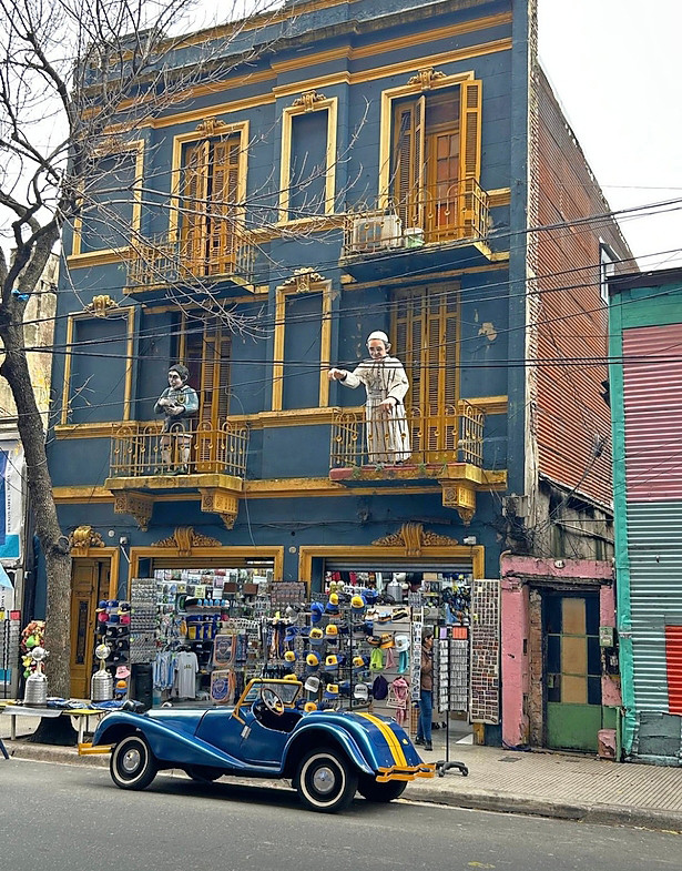 Reich dekorierte Fassaden begleiten in Buenos Aires allenthalben.