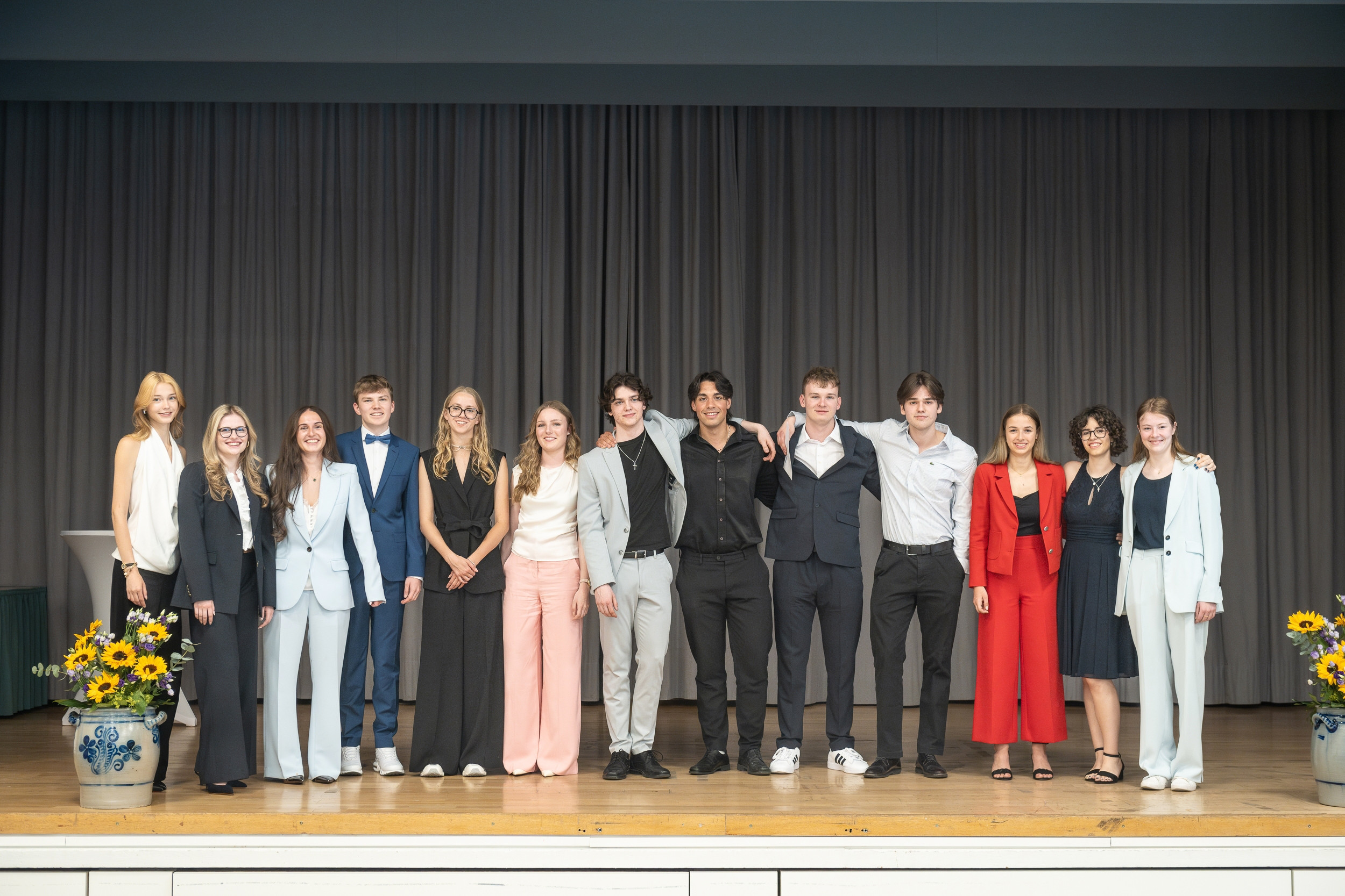 Die Klasse G6a (v.l) Leni Eberle, Anne-Sophie Schwahn, Alessia Hegglin, Bjarne Risch, Lina Albers, Andrina Greiner, Nicolas Gubler, Miguel Barroso Rodrigues, Loic Schnüriger, Cyrill Messmer, Patricia Aegerter, Ana Sofia da Silva Rego und Tina Wendler.