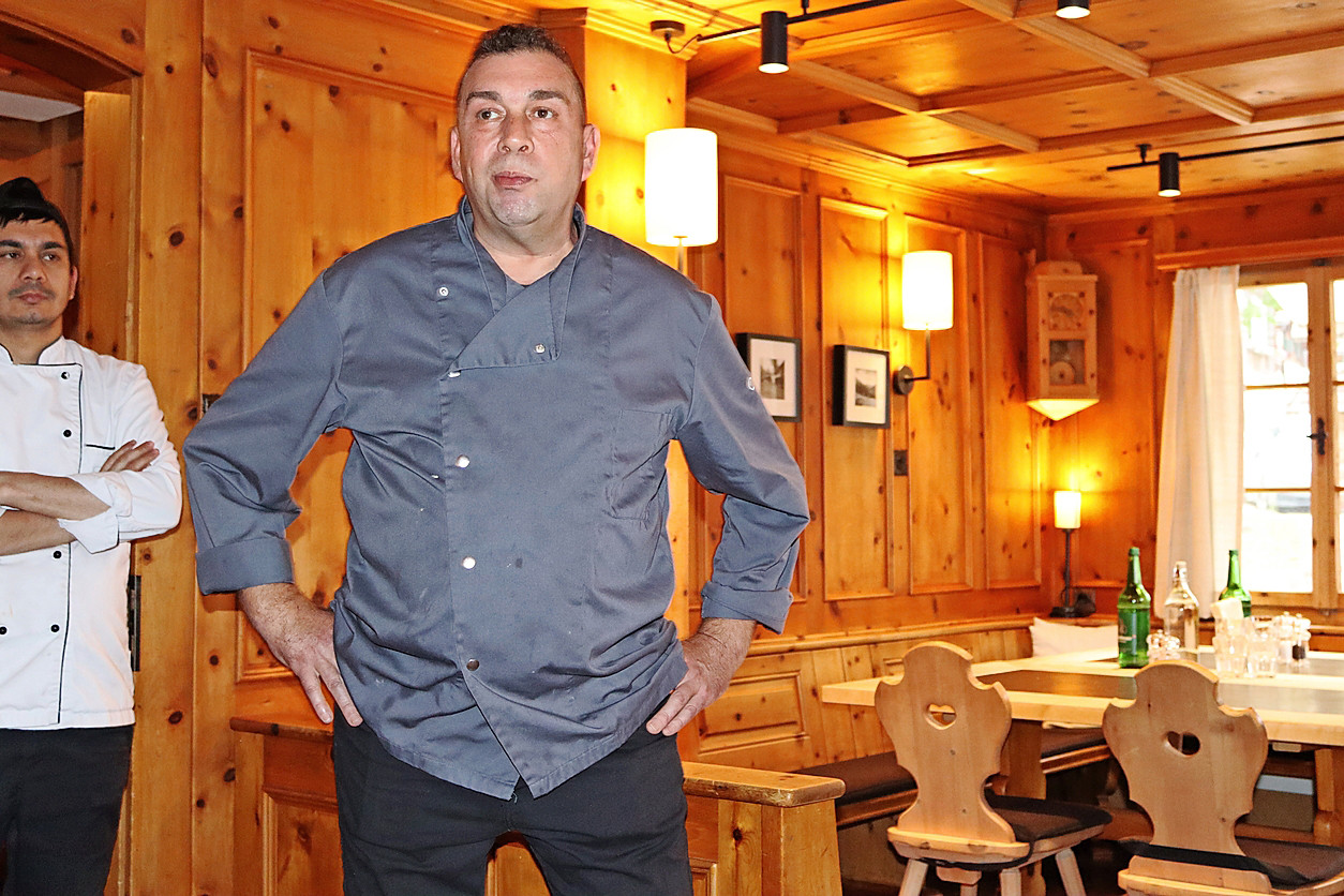 Der neue Küchenchef Marc Torche stellt sich den Anwesenden vor.