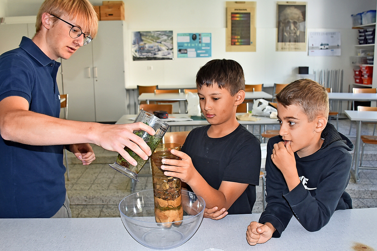 Der Wasserfilter aus einfachsten Materialien funktioniert.