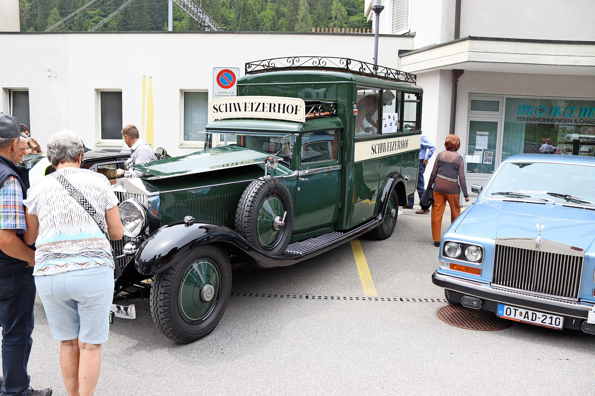 Der historische Bus mit Jahrgang 1931 und der Aufschrift «Hotel Schweizerhof» stiess bei den Anwesenden auf grosses Interesse.  