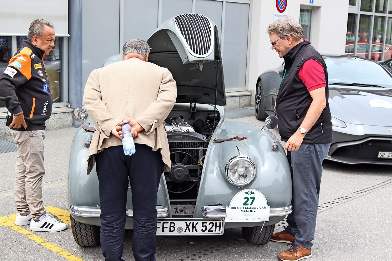 Fachsimpeln beim Betrachten des Innenlebens eines Motors.