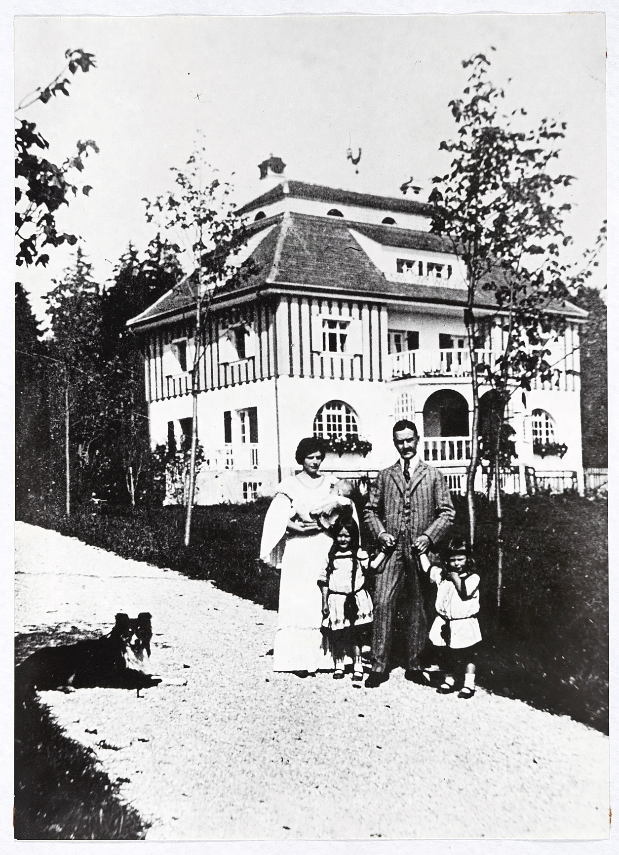 In der Zeit vor dem Ersten Weltkrieg lebte die Familie mit den Kindern Erika, Klaus, Golo, Monika in einer Villa in Bad Tölz. Die beiden Jüngsten Elisabeth und Michael wurden erst nach dem Krieg geboren. Von den Geschwistern wurden nur diese beiden keine Schriftsteller. Mann hatte sich zu diesem Zeitpunkt bereits einen Namen als Autor gemacht und stimmte in die damals herrschende Kriegseuphorie ein. Darunter litt seine Beziehung zu Bruder Heinrich, sodass der Kontakt zwischen den beiden in dieser Zeit sog