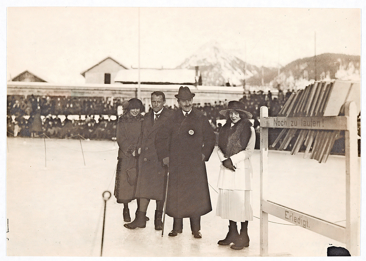 Wegen Verdacht auf Tuberkulose reiste Katia Mann 1912 nach Davos, wo Thomas Mann sie besuchte. Aus seinen Einblicken in die Sanatoriumswelt und den Briefen, die Katia ihm von dort sandte, entstand «der Zauberberg», Manns wohl grösster Erfolg. Wie schon Jahre zuvor bei «die Buddenbrooks» wurde das Buch vor Ort mit grosser Zurückhaltung aufgenommen. Fühlte man sich doch vom Schriftsteller ein schiefes Licht gerückt. Mit «der Zauberberg» setzte Mann Davos aber ein literarisches Denkmal, von dem heute