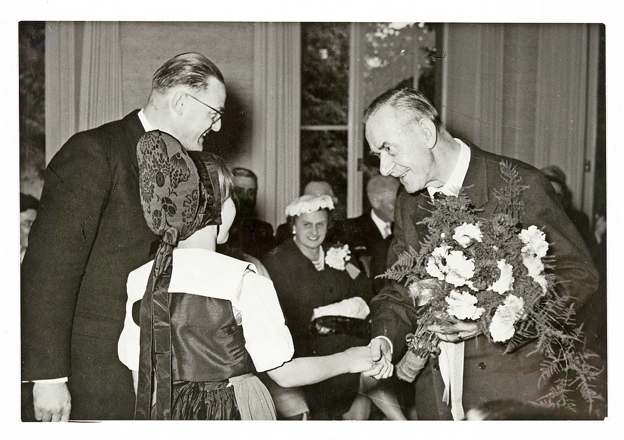 1952 kehrten die Manns nach Europa, genauer in die Schweiz zurück und lebten ab 1954 in Kilchberg. Von dort aus besuchte Mann aber regelmässig seine Heimat Deutschland und erhielt verschiedene Ehrungen. Am 12. August 1955 verstarb er im Kantonsspital Zürich. Seine Ehefrau Katia überlebte ihn um 25 Jahre und verstarb am 25. April 1980. Beide sind in einem Familiengrab auf dem Kilchberger Friedhof bestattet. Auf dem Bild von R. Schlauch-Simonet ist eine Vorfeier der Gemeinde Kilchberg im Juni 1955 zum 80