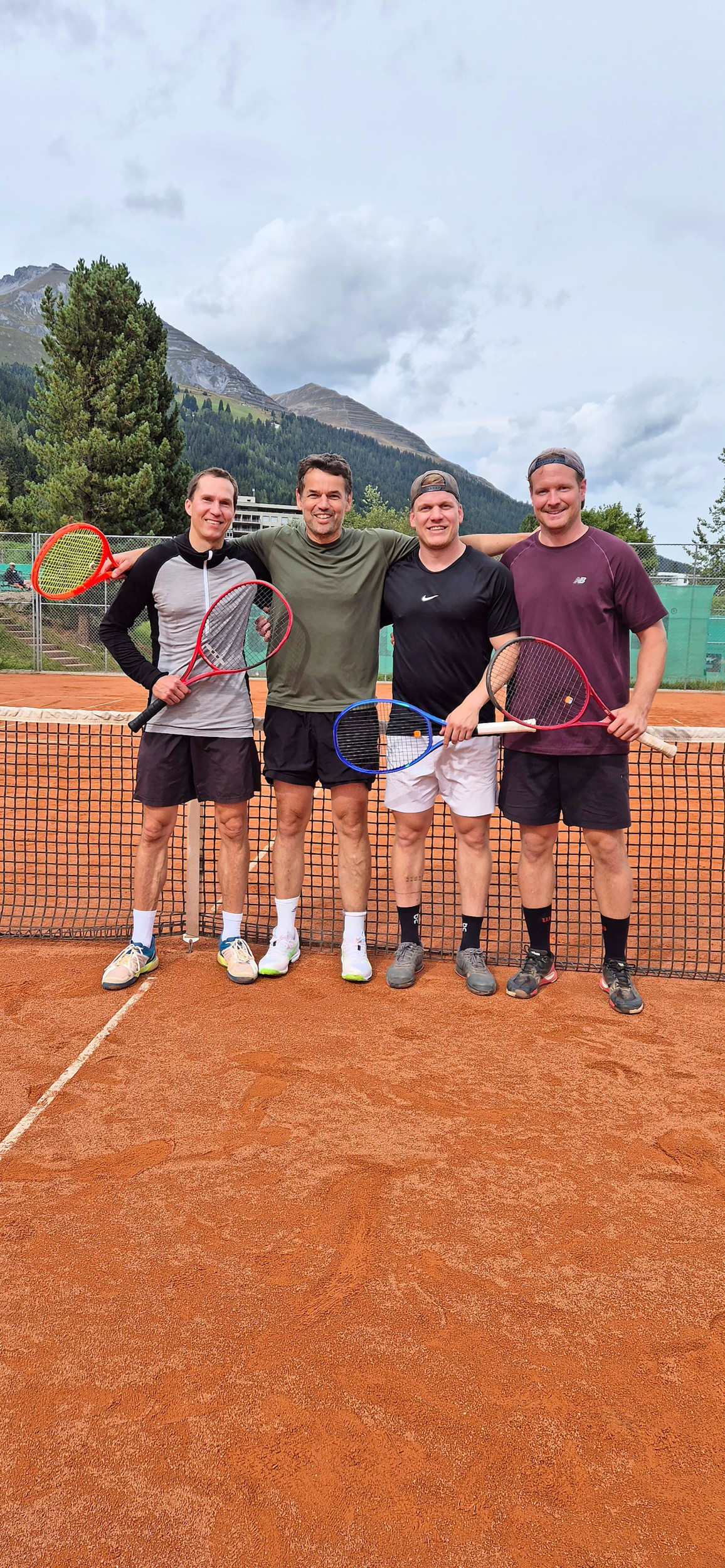 Die beiden Finalteams des Herren-Doppels.  
